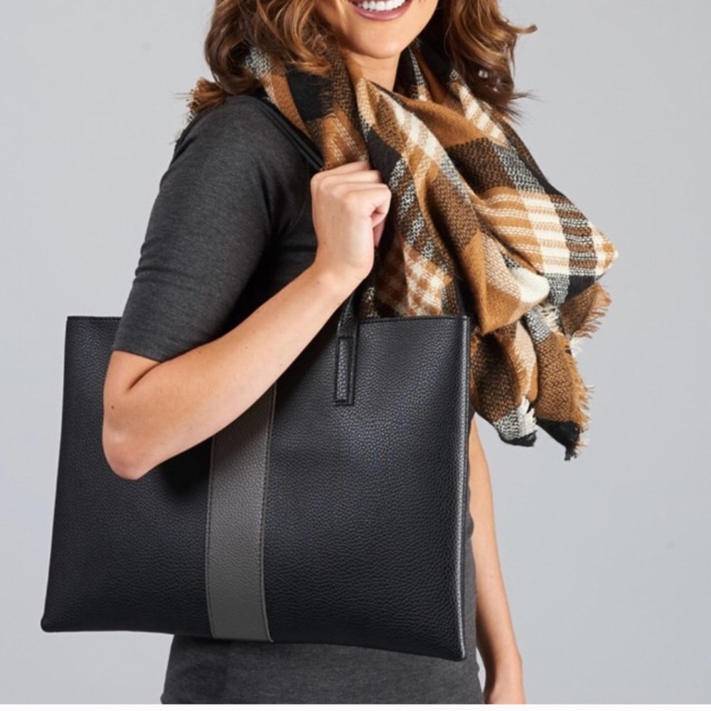 🔥 1HR Sale Vince Camuto Black Luck Tote